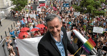Biedroń "męczy się w Słupsku". Woli delegacje