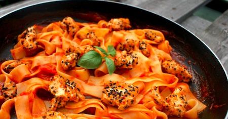 Makaron tagliatelle w sosie paprykowym z kurczakiem i czarnuszką