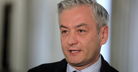 Debata dotycząca praworządności w PE. Robert Biedroń ostrzega PiS