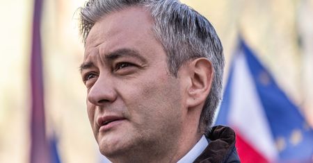 Bruksela. Robert Biedroń wyświetlił w PE film braci Sekielskich