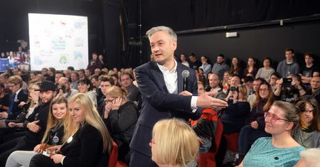 Robert Biedroń ujawnił swój majątek. Tyle zarabiał w Słupsku