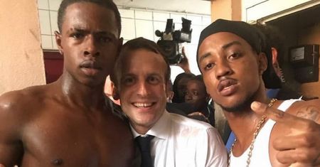 Macron pozował do zdjęć. Nie zauważył pewnego szczegółu