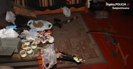 Śląska policja odkryła arsenał broni składowany w mieszkaniu