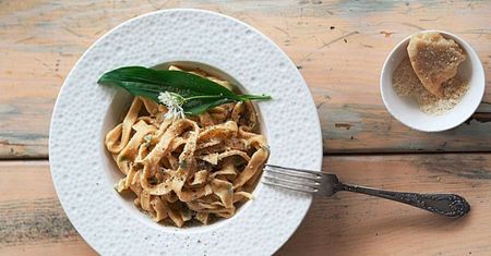 Fettuccine Alfredo z dzikim czosnkiem