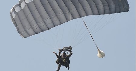 Spadochroniarz spadł na ziemię. Wypadek w Pile