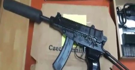 Policjanci odkryli domowy arsenał. Był nawet karabin maszynowy
