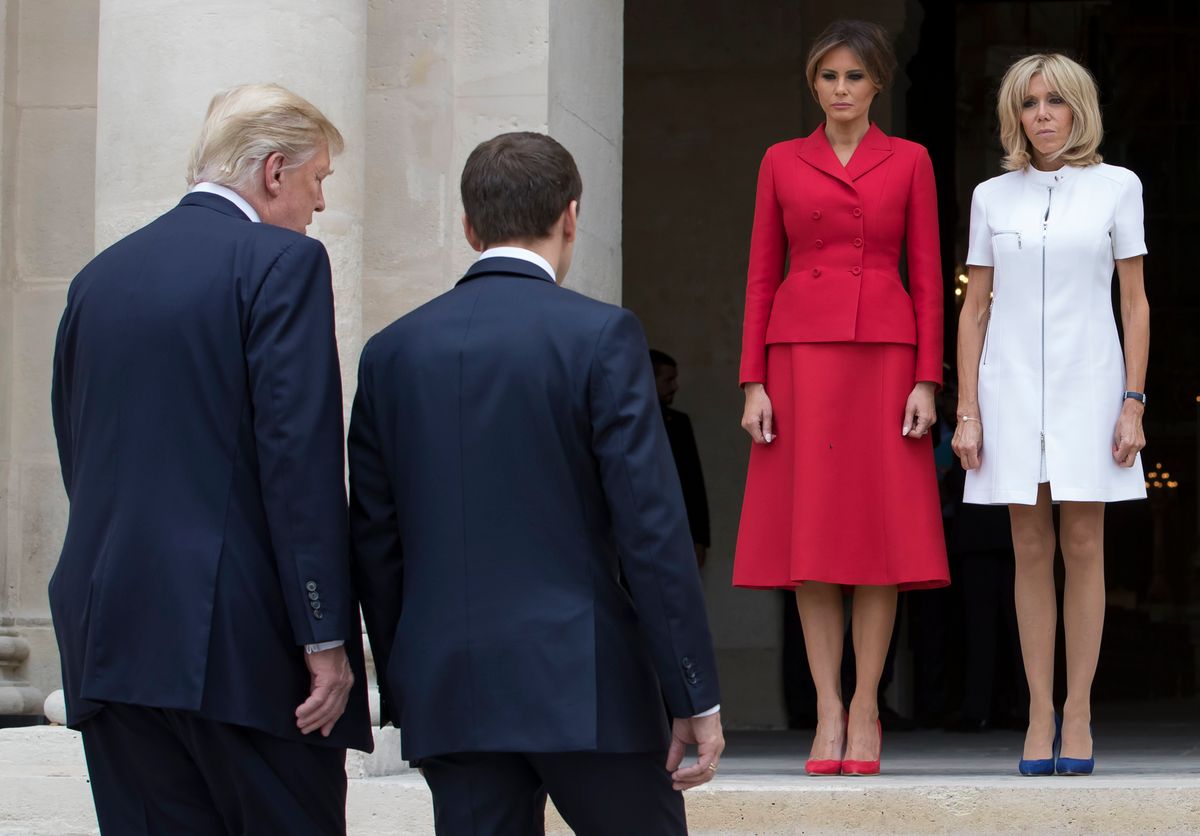 "Zmierzył ją wzrokiem od góry do dołu". Donald Trump obraził Brigitte Macron?