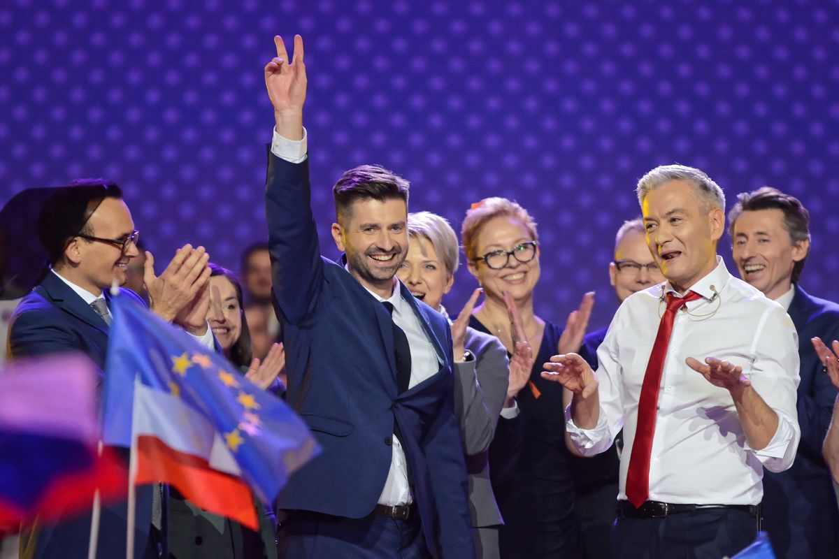 LGBT+. "Gdzie jest Robert Biedroń?". Lider Wiosny atakowany za rzekomy brak sprzeciwu wobec PiS