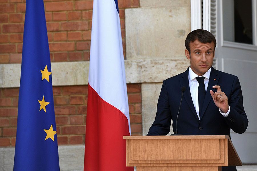 Macron twierdzi, że Donald Trump „bawi się polityką”