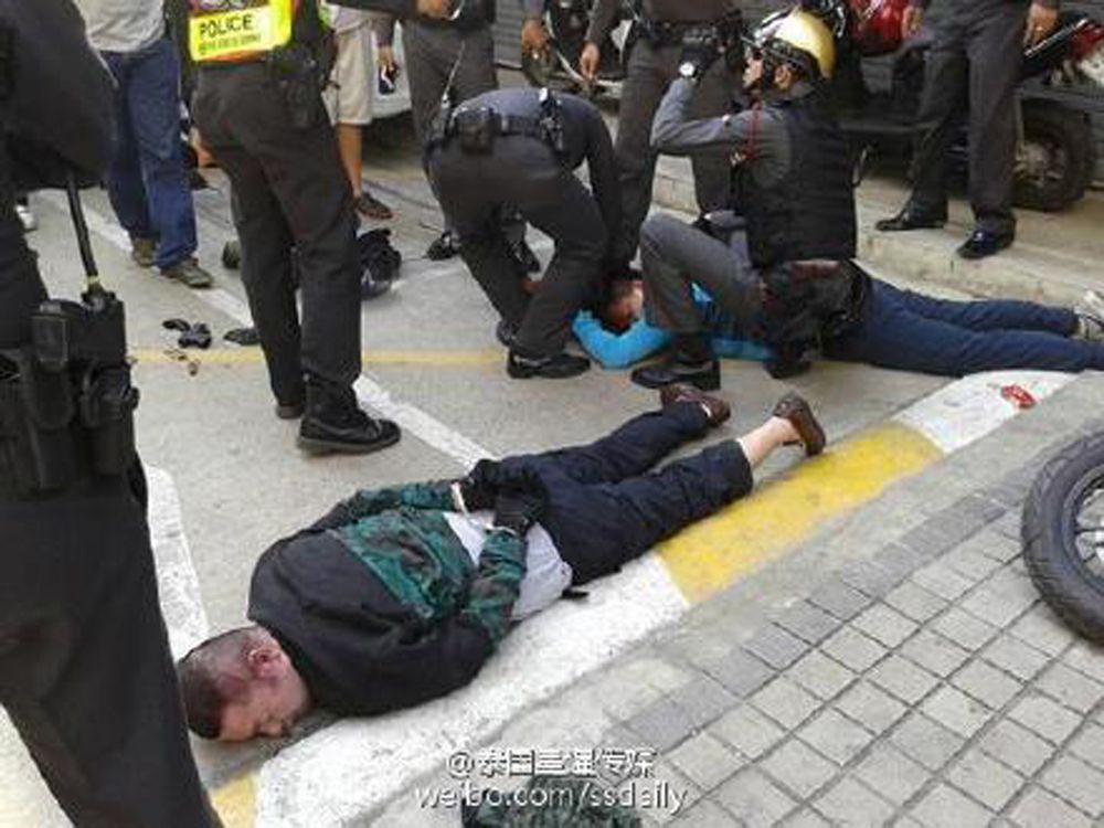 Napadli na sklep z atrapami w rękach. Właściciel miał prawdziwą broń...