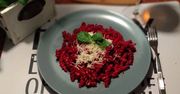 Makaron z buraczanym pesto. Wygląda obłędnie, smakuje jeszcze lepiej