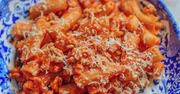 Jednogarnkowy makaron w sosie pomidorowym z indykiem