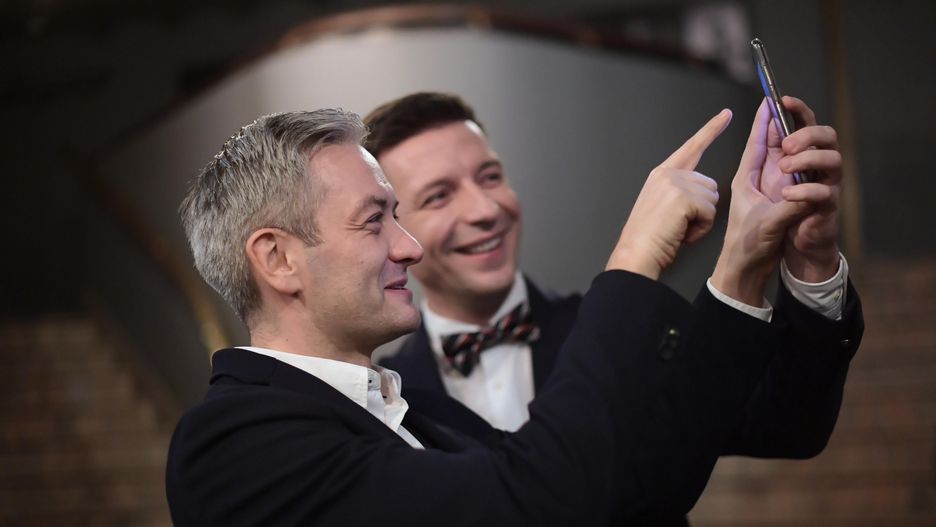 Robert Bedroń (na pierwszym planie) podczas premiery warszawskiej nocnej rewii "Nogi Syreny".