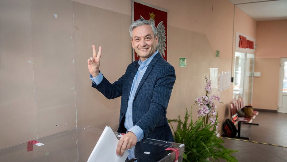 Robert Biedroń głosuje podczas majowych wyborów do Parlamentu Europejskiego