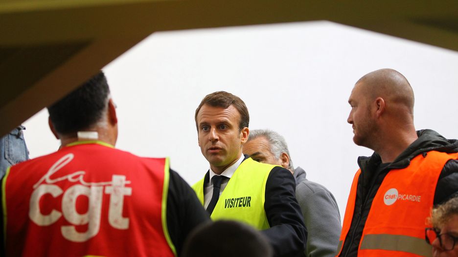 Emmanuel Macron rozmawia ze związkowcami w fabryce Whirlpool w Amiens