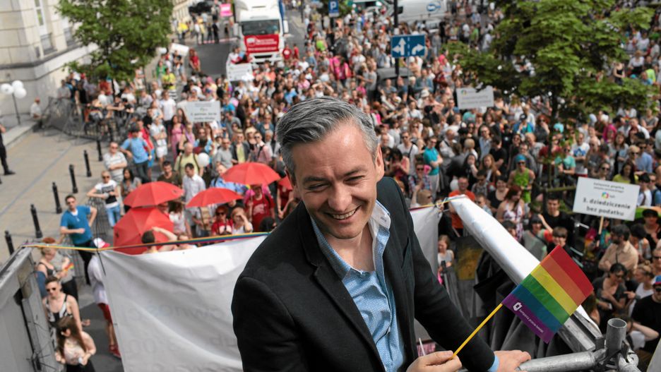 Robert Biedroń woli delegacje od rządzenia?