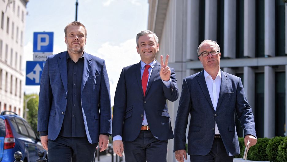 Liderzy lewicowej koalicji zwołali przed Sejmem konferencję prasową 