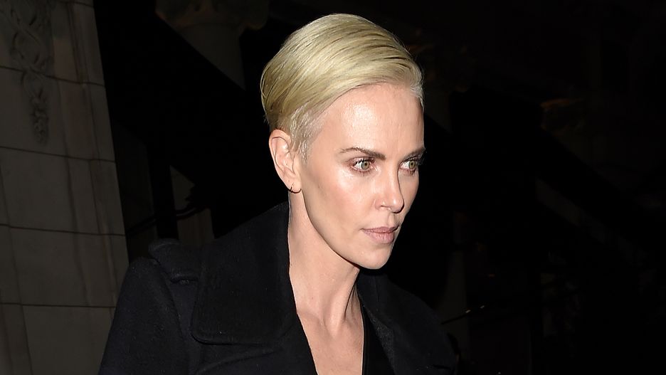 Charlize Theron miała ojca alkoholika