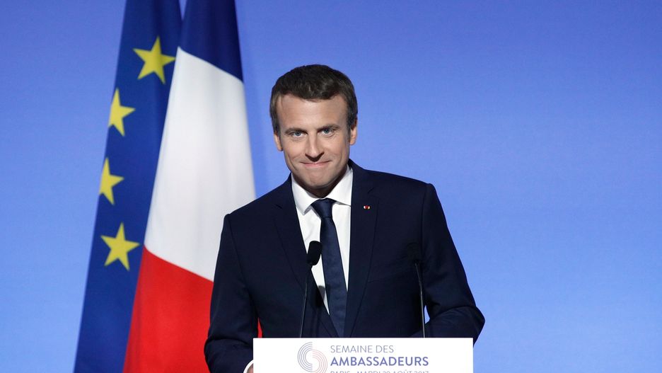 Prezydent Francji Emmanuel Macron podczas spotkania z ambasadorami.