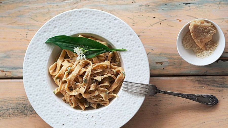 Fettuccine Alfredo z dzikim czosnkiem