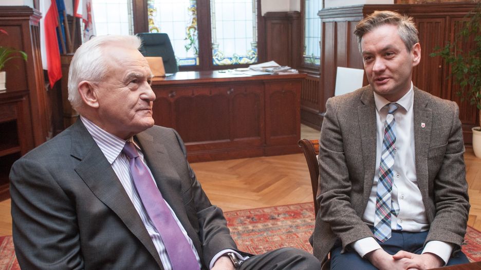 Leszek Miller podczas spotkania z Robertem Biedroniem w 2015 r., kiedy lider Wiosny był prezydentem Słupska
