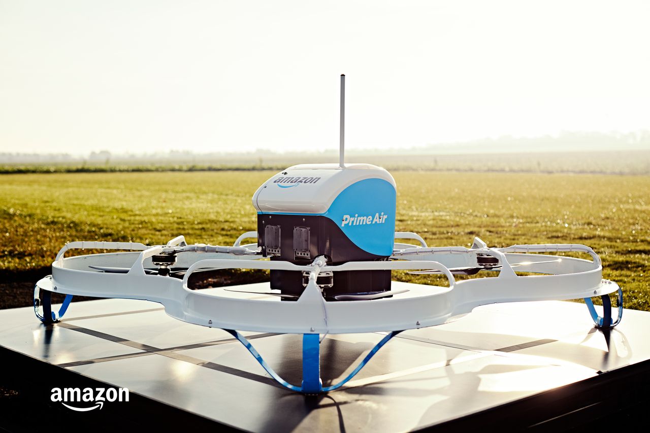 Dron Amazona dostarczył pierwszą komercyjną przesyłkę