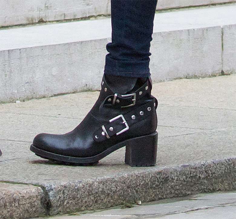 Stylizacja Brigitte Macron pod pałacem Elizejskim