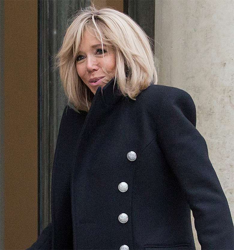Stylizacja Brigitte Macron pod pałacem Elizejskim