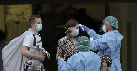 Koronawirus w Hiszpanii. Uwięzieni turyści zaczynają opuszczać hotel na Teneryfie