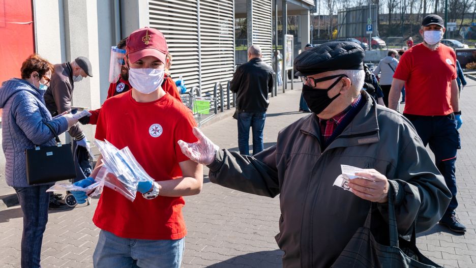 Sosnowiec, 9 kwietnia 2020: wolontariusze przekazują seniorom maseczki uszyte przez ochotników i sosnowieckie firmy.