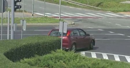 Mazowieckie. Auto wjechało na rondo pod prąd. Jest nagranie