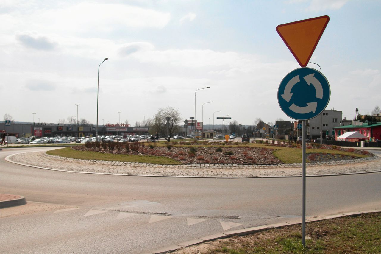 Biała Podlaska. Ktoś zniszczył tablice na rondzie Lecha Kaczyńskiego