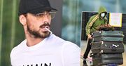 Oblepiony logotypami Michele Morrone na lotnisku w Warszawie. Na stylizację wydał 23 tys. zł. Same skarpetki kosztowały 350 zł