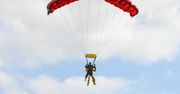 Chwile grozy podczas skoku ze spadochronem. Instruktor doznał zawału