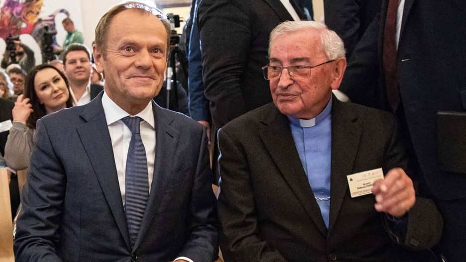Przewodniczący Rady Europejskiej Donald Tusk i biskup Tadeusz Pieronek podczas dorocznej konferencji „Rola Kościoła katolickiego w procesie integracji europejskiej". Kraków, 06.10.2018 r. 