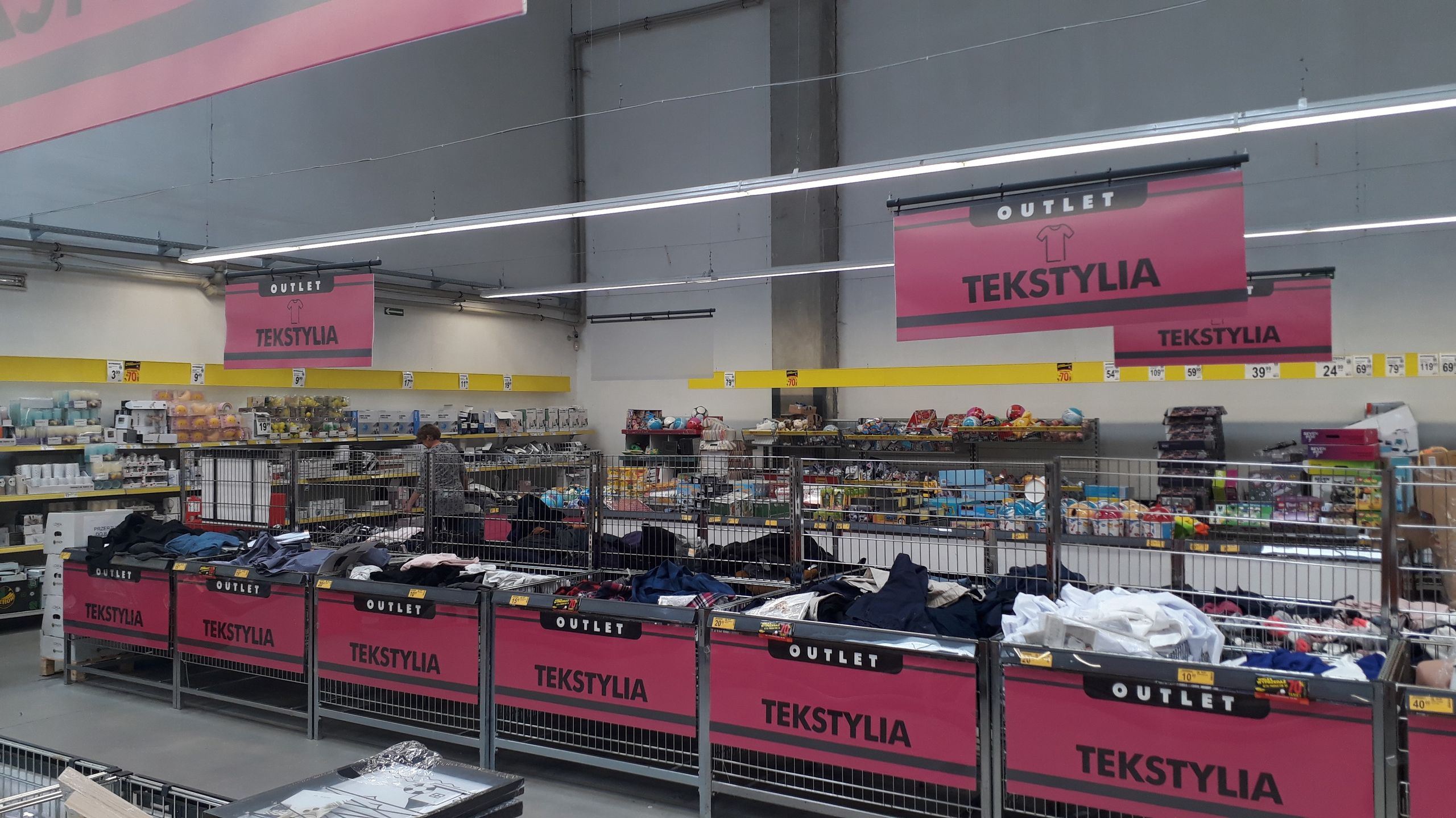 Najpopularniejsze sprzedawane towary to wrotki dla dorosłych, papier ksero, smartfon, kredki i ciastolina dla dzieci. 