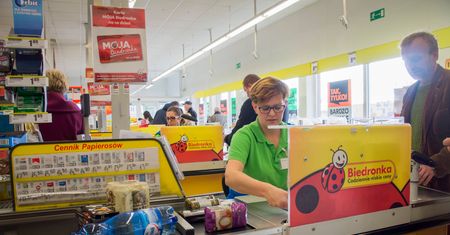 Koronawirus w Polsce. Biedronka i Lidl z nowymi godzinami otwarcia. Szykują się na Wielkanoc