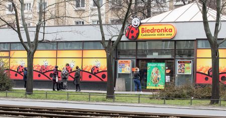 News money.pl: Biedronka nagrodzi pracowników, daje 2300 zł