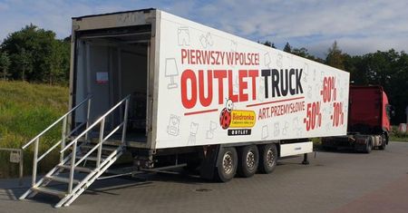 Biedronka wprowadza przyczepy wyprzedażowe