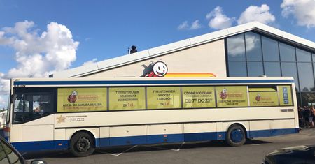 Biedronka wprowadziła komunikację miejską w Łebie. Lokalni handlowcy klną