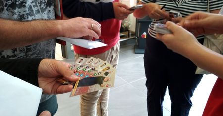 Klienci Biedronki wymieniali się naklejkami z piłkarzami. Nowa akcja sieci handlowej