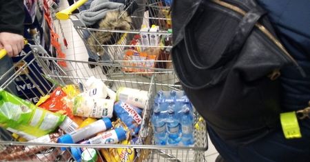 Szturm na sklepy. "Nie ma powodu do paniki, nie zamykamy sklepów"