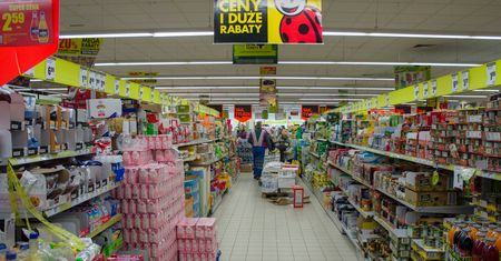 Internauta wytyka Biedronce wprowadzanie w błąd. Mamy odpowiedź sieci