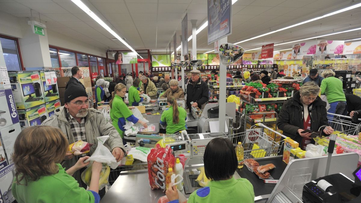 Pracownik na kasie w supermarkecie na minimalną już się nie zgodzi