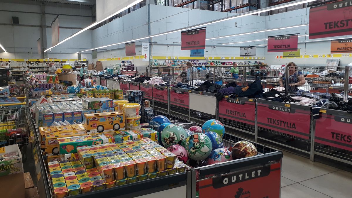 Biedronka i Lidl rozpychają się w kolejnej gałęzi handlu - otwierają outlety
