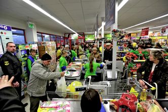 Biedronka wypłaciła dodatkowe premie. Zyskało 15 tys. pracowników