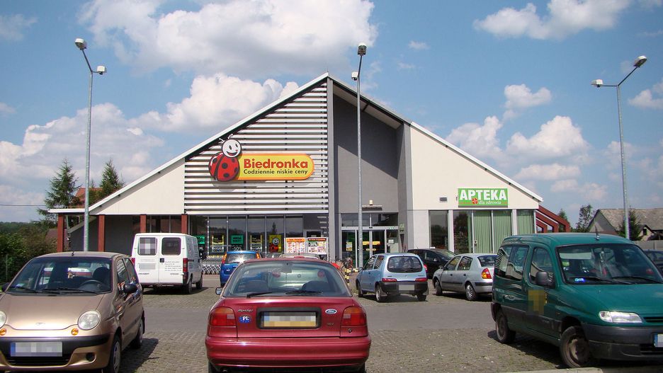 Niejasne zasady funkcjonowania parkingów Biedronki i Aldi budzą wątpliwości UOKiK.