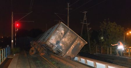 Ogromne opóźnienia po wykolejeniu pociągu we Wronkach. Pasażerowie uziemieni na dworcach