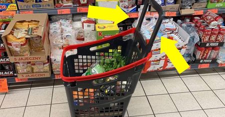 Uchwyt w nowych koszykach z Biedronki nie jest przypadkowy. Ma funkcję, która ułatwia zakupy