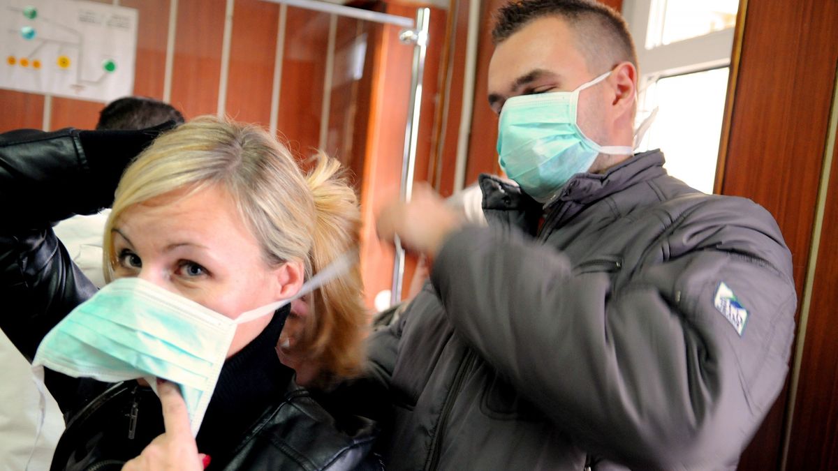 Na fali strachu przez zakażeniem, Polacy zaczęli kupować maseczki ochronne